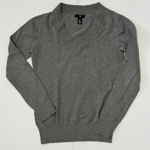 GAP Women's V-Neck Sweater in Heather Gray
